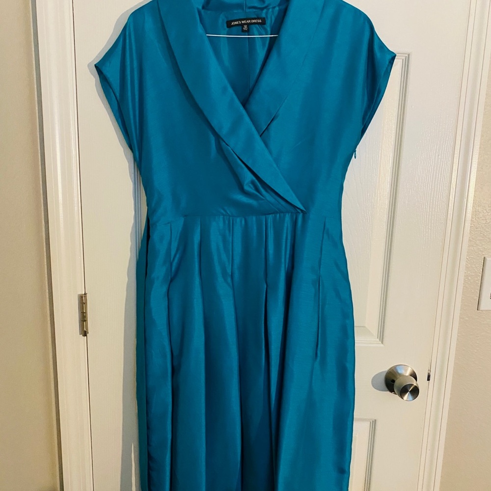 A beautiful turquoise Jones wear dress size 12.